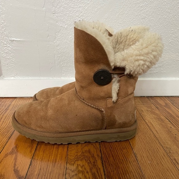 UGG Bailey Button Short Camel Boots Size 5 - Picture 2 of 8